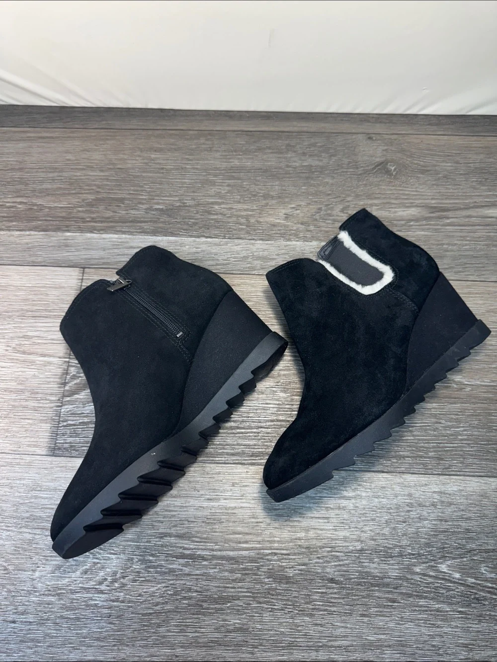 Koolaburra by Igg  Black Suede Wedge Ankle Boots woman’s SZ 10 (h70)